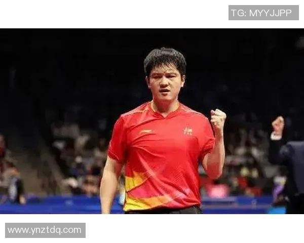 叉腰站立的足球球星展现独特气场与霸气姿态成为场上焦点