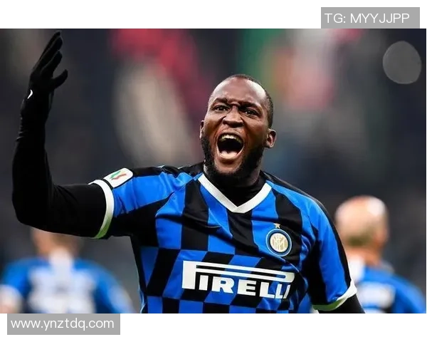 足球巨星荣耀时刻海报设计框架与创意展示解析