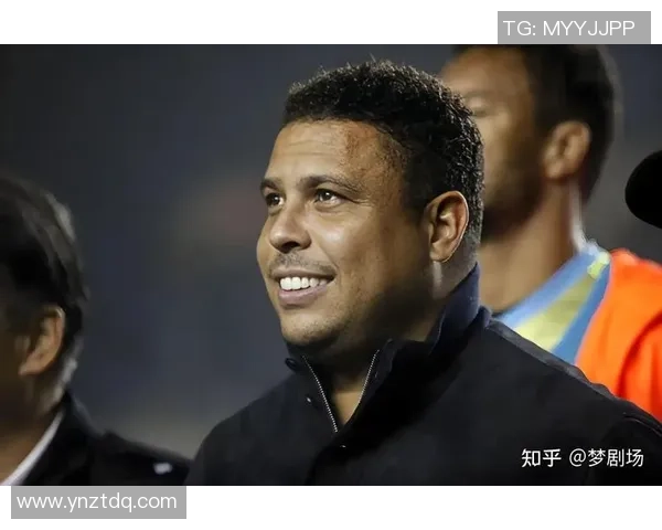 足球巨星逆袭之路:从青涩小将到全球瞩目传奇瞬间