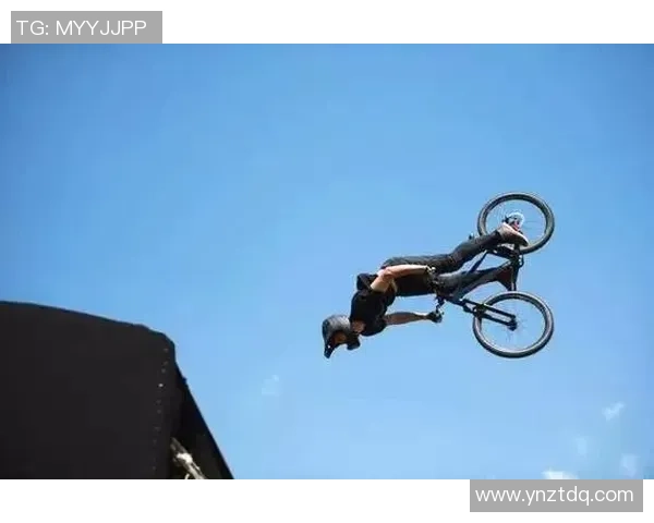 野球足球球星奇遇记：从街头到赛场的偶遇与碰撞